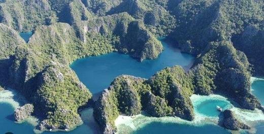dive-sites_an-aerial-view-over-barracuda-lake-enclosed-by-dra