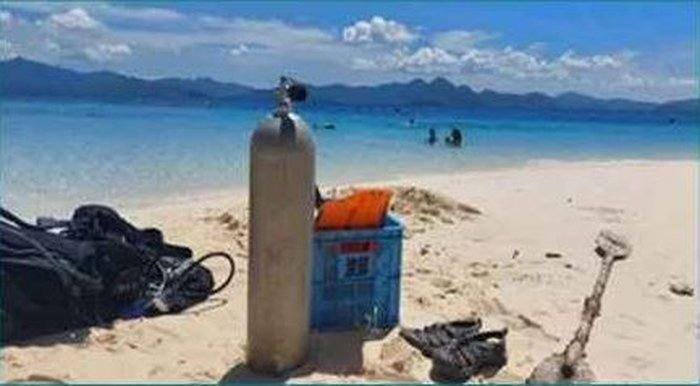 dive-sites_dive-gear-laid-out-on-a-white-sand-beach-with-snor