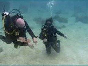 dive-sites_two-divers-practising-skills-over-a-sandy-patch-at